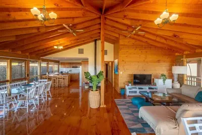 Image de Spacious, inviting home with stunning ocean views!