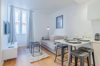 Image de 2p de style en plein centre-ville, 1min du Palais