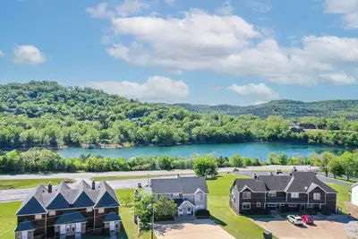 Image de Sleeps 19 & location can’t be beat! Walk to water & marina. Summer booking fast!