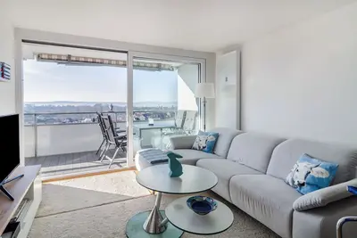 Image de Appartement \"Bodenseepanorama Oberuhldingen\" avec vue sur le lac, balcon et Wi-Fi.