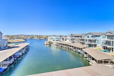 Image de Modern Kingsland Lake Front House w\/ Heated Pool!