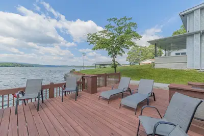 Image de Dock Holiday on Claytor Lake: waterfront patio, 3 docks, cozy living, and fun lake activities!