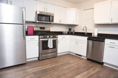Image de Entire Historic House Minutes from Downtown!