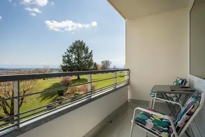 Image de Appartement \"Panoramablick\" avec vue sur le lac et les montagnes, jardin et piscine