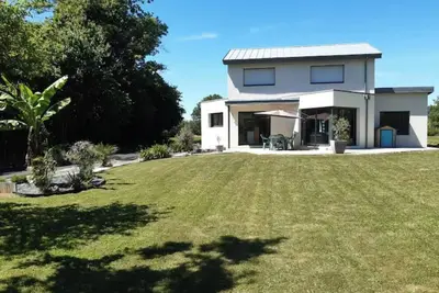 Image de Villa avec spa et grand terrain