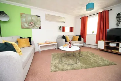 Image de 3 Chambres avec parking gratuit - Merriotts 1 by TĹ· Sa