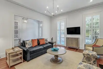 Image de Impeccably Restored Manor w/ Parking and Large Courtyard by Lucky Savannah