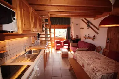 Image de 100m du centre station, 1er étage, balcon, cheminée ou poêle à bois, télévision, casier à ski, 45m²