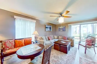 Image de 2-story condo with on-site pool, golf, tennis, private deck, Ac, & W/D