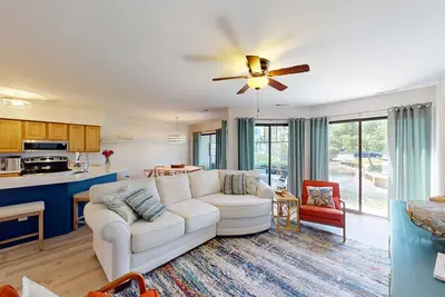 Image de East of Sun condo with water-view patio, on-site pool & tennis - near beach
