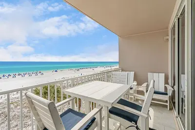 Image de Seaside condo with wonderful beach views, balcony, grill, pool, hot tub, & gym