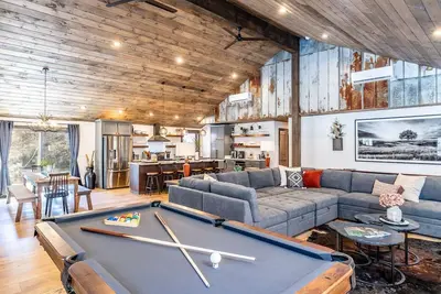 Image de New Rustic Luxe Cabin Billiards Spa Near Gsmnp