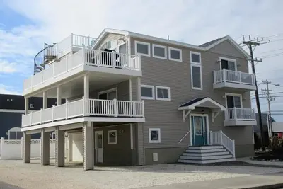 Image de Single family on the ocean side block in Brant Beach. Very nicely appointed!