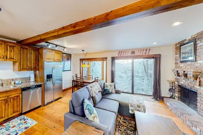 Image de Inviting riverfront home with balcony, fireplace, skiing, W/D & dog-friendly