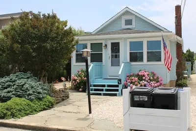 Image de Classic Beach Cottage w\/ private yard
