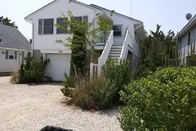 Image de Raised Ranch Style house  Close To Beach, Shops and Eateries!