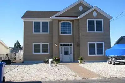 Image de Beautiful 2200 sq ft home Sleeps 10 Bring your water toys!