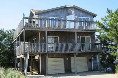 Image de Large home located on the ocean block in Surf City just 100’ from the beach.