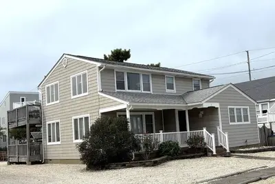 Image de Nice ocean side second floor duplex in Brant Beach, located close to the beach.