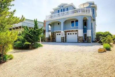 Image de Beautifully renovated ocean front home in Harvey Cedars