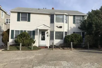 Image de Second Floor Condo Just Steps to the Beach!