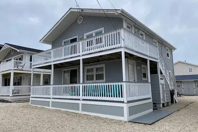 Image de Ocean block duplex located in the heart of Surf City.