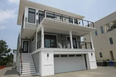 Image de Steps To Ocean 6 Bedroom House w / elevator
