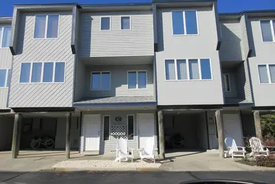 Image de Nice townhouse style condo with pool in Brant Beach. Unit overlooks pool and is a short walk to.