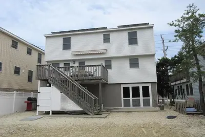 Image de Single Family Just 5 Houses To The Beach!