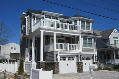 Image de Beautiful new construction in Surf City with Elevator