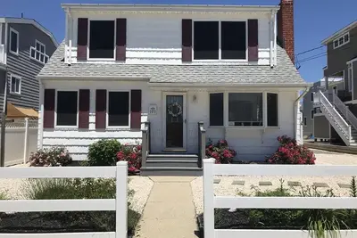 Image de Nicely updated single family home in North Beach Haven that accepts pets! Close to the beach and.