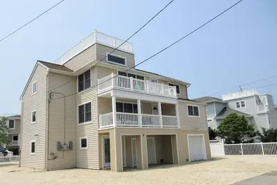 Image de Immaculate 2nd floor duplex in Brant Beach located just 3 homes from the beach.