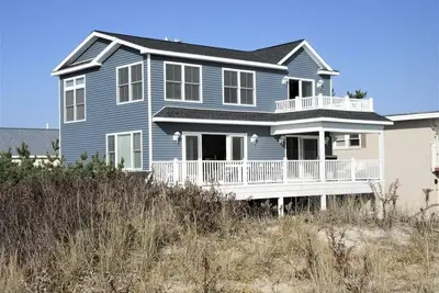 Image de Beautifully renovated first floor ocean front duplex