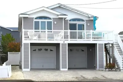 Image de 3 bedroom 2 bath raised ranch in Surf City with pool