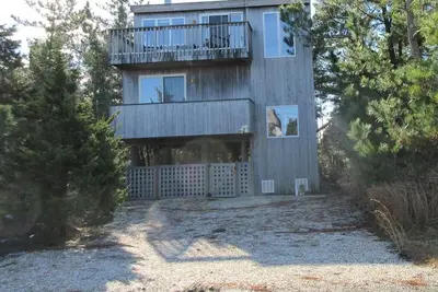 Image de This pet friendly home is located on the ocean block in Barnegat Light, close to the beach.