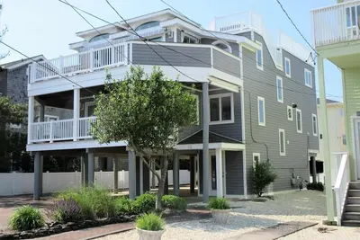 Image de Close walk to the beach, the perfect home for a single family.
