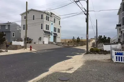 Image de First floor of an Ocean Block duplex! ! !