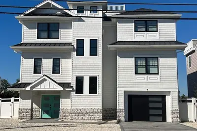 Image de Beautiful Lagoon Front 5 Bedroom Home