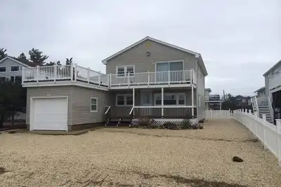 Image de Outstanding Bayviews from this 1st floor duplex