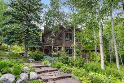 Image de Modern mountain duplex with private hot tub, fireplaces, & National Forest views