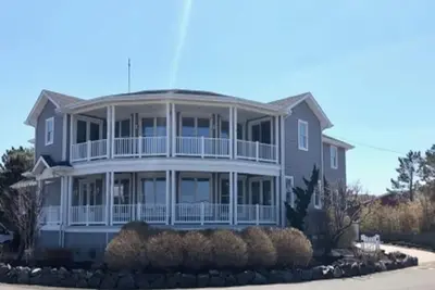 Image de Gorgeous Bay Side Home!