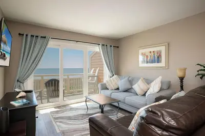 Image de Swept Away: Modern Oceanfront Condo Steps from Community Pool