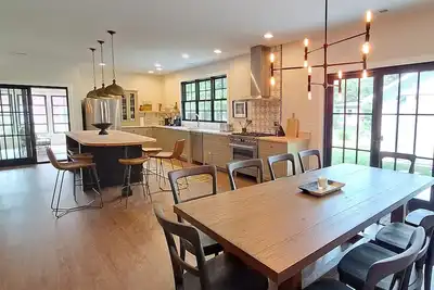 Image de Stunning home w/Private Association Beach 2 Screened Porches