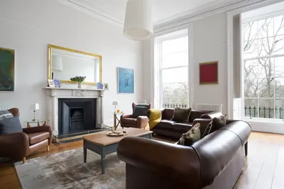 Image de Magnificent Georgian 3-Bedroom Apartment in New Town
