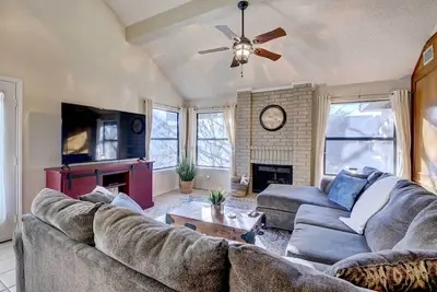 Image de 4 Mi to Joe Pool Lake: Home in Grand Prairie