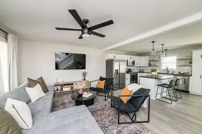 Image de Sleeps 20 | Family-friendly | Near Dt Lyh & Lu
