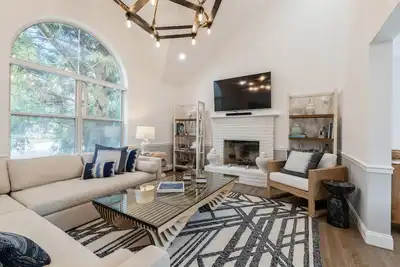Image de Stunning designer decor - close to the Village and Beaches