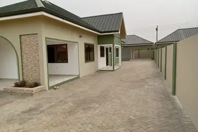 Image de A luxury home with boy's quarters & security cameras in a gated community