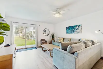 Image de Inviting townhouse with ocean view, pool, beach access, patio, & W/D