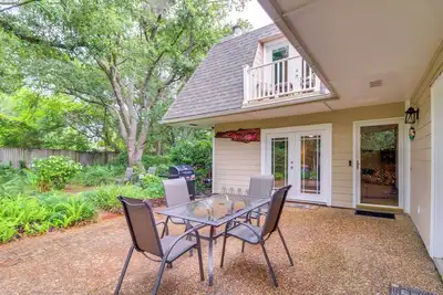 Image de 5 Mi to Pensacola Beach: Townhome w/ Yard!